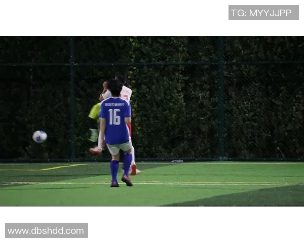 与足球明星亲密接触握手视频记录难忘瞬间